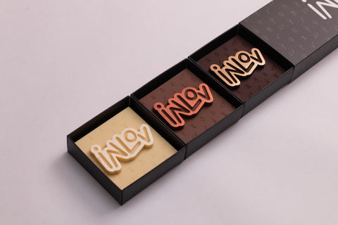 Regalo de chocolate para empresa. Caja o pack personalizado para eventos del entorno corporativo. Distintos chocolates, con diseño personalizado.