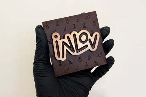 Detalle de pieza de chocolate negro personalizada para regalo de empresa