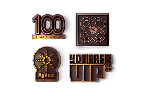 B2B Eventos Figuras de chocolate Regalos para Empresa para regalar con mensaje de PIEZA ICÓNICA EMPRESA . Elaboradas con . Chocolate artesano . con diseño original y exclusido de Chocoletters