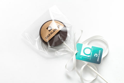Piruleta personalizada de chocolate para eventos y regalos de empresa. Pieza de chocolate y packaging personalizado.