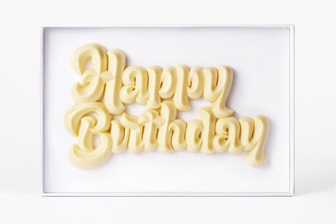 Figuras de chocolate para regalar con mensaje de HAPPY BIRTHDAY . Elaboradas con . Chocolate artesano . Blanco White con diseño original y exclusido de Chocoletters