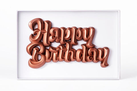 Figuras de chocolate para regalar con mensaje de HAPPY BIRTHDAY . Elaboradas con . Chocolate artesano . Bronze con diseño original y exclusido de Chocoletters