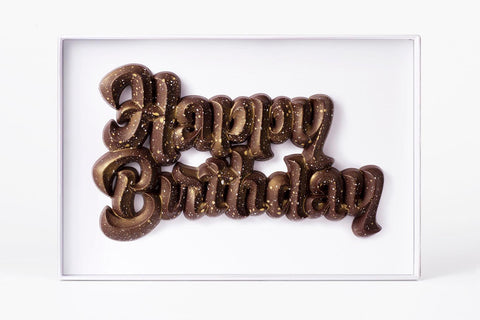 Figuras de chocolate para regalar con mensaje de HAPPY BIRTHDAY . Elaboradas con . Chocolate artesano . Negro 70% Vegano Gold Galaxy con diseño original y exclusido de Chocoletters