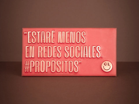 Tabletas de chocolate para regalar con mensaje de Cómete tus palabras . Elaboradas con . Chocolate artesano . Fresa liofilizada con diseño original y exclusido de Chocoletters