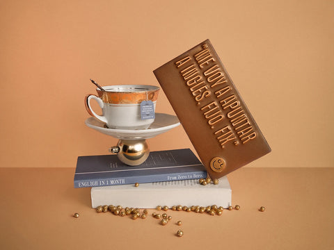 Tabletas de chocolate para regalar con mensaje de Cómete tus palabras . Elaboradas con . Chocolate artesano . con diseño original y exclusido de Chocoletters