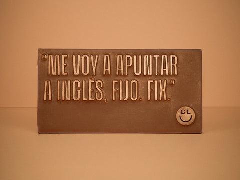 Tabletas de chocolate para regalar con mensaje de Cómete tus palabras . Elaboradas con . Chocolate artesano . Leche con diseño original y exclusido de Chocoletters