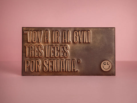 Tabletas de chocolate para regalar con mensaje de Cómete tus palabras . Elaboradas con . Chocolate artesano . Negro 70% con diseño original y exclusido de Chocoletters