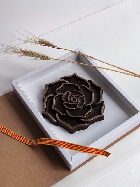 Figuras de chocolate para regalar con mensaje de ROSA SANT JORDI . Elaboradas con . Chocolate artesano . con diseño original y exclusido de Chocoletters
