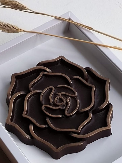Figuras de chocolate para regalar con mensaje de ROSA SANT JORDI . Elaboradas con . Chocolate artesano . con diseño original y exclusido de Chocoletters