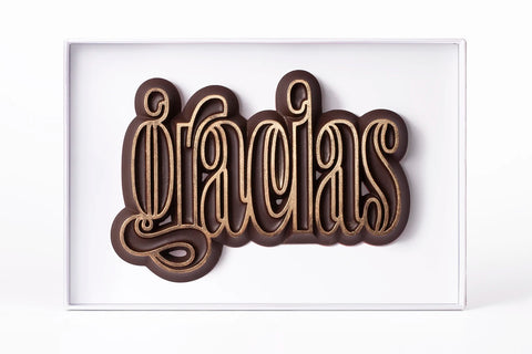 Figuras de chocolate para regalar con mensaje de GRACIAS . Elaboradas con . Chocolate artesano . Negro 70% Vegano Antique gold con diseño original y exclusido de Chocoletters