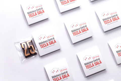 B2B Eventos Figuras de chocolate Regalos para Empresa para regalar con mensaje de MENSAJE PARA EVENTO EMPRESA . Elaboradas con . Chocolate artesano . con diseño original y exclusido de Chocoletters