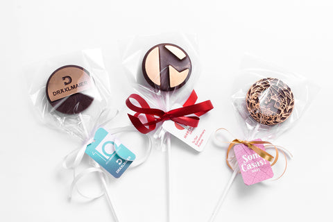 Piruletas personalizadas de chocolate para eventos y regalos de empresa. Pieza de chocolate y packaging personalizado. 