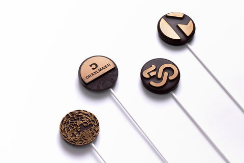 B2B Eventos Figuras de chocolate Regalos para Empresa para regalar con mensaje de PIRULETAS EVENTOS EMPRESA . Elaboradas con . Chocolate artesano . con diseño original y exclusido de Chocoletters