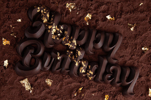 Figuras de chocolate para regalar con mensaje de HAPPY BIRTHDAY 22K . Elaboradas con . Chocolate artesano . con diseño original y exclusido de Chocoletters